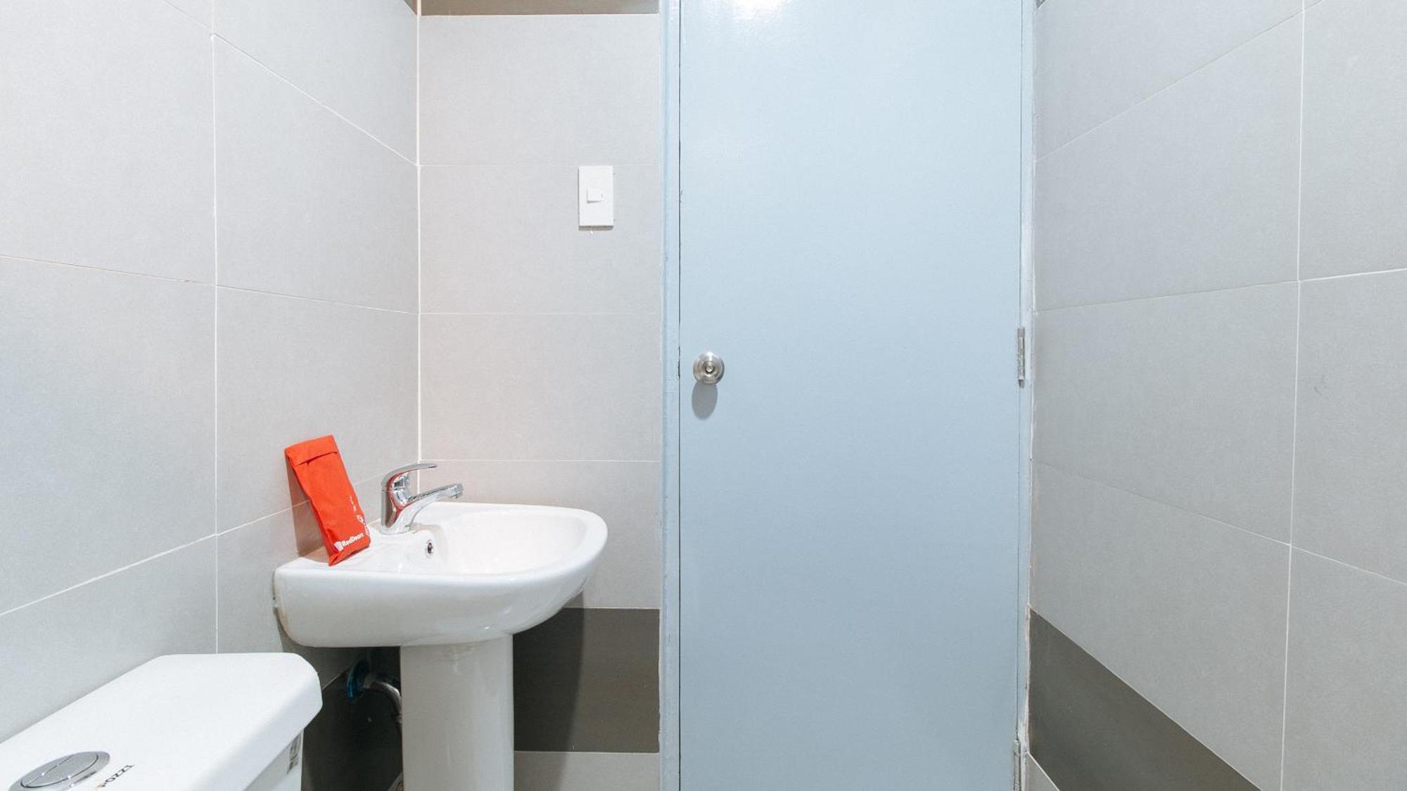 RedDoorz Plus @ Torre De Manuel Residences 1 Ciudad Quezon Exterior foto