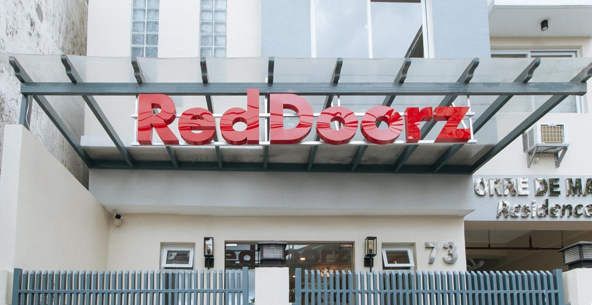 RedDoorz Plus @ Torre De Manuel Residences 1 Ciudad Quezon Exterior foto